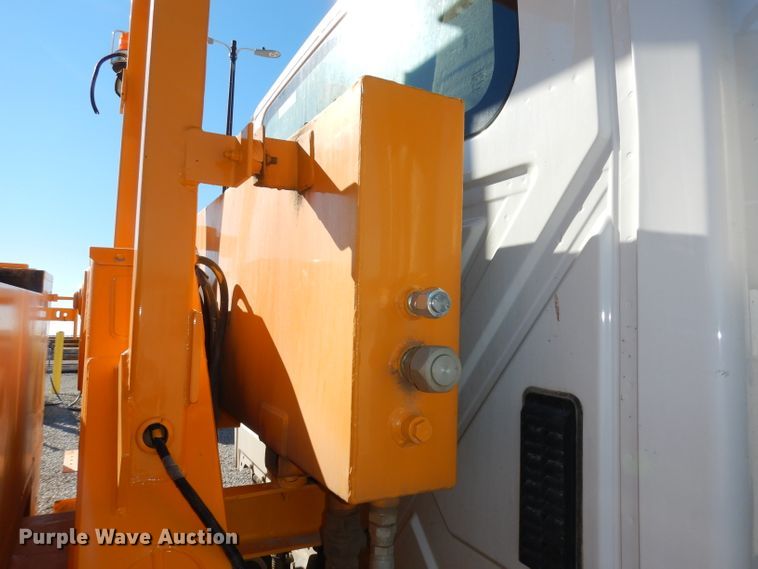 image for item DJ6922 2015 International 4400SBA  bucket truck