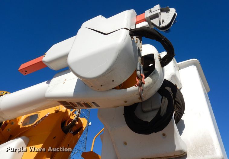 image for item DJ6922 2015 International 4400SBA  bucket truck