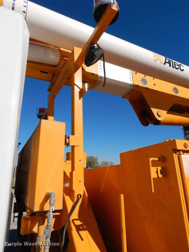 image for item DJ6922 2015 International 4400SBA  bucket truck