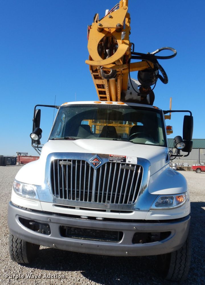 image for item DJ6947 2015 International DuraStar 4400  digger derrick truck
