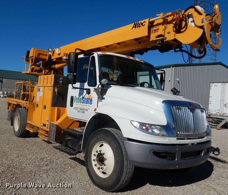 image for item DJ6947 2015 International DuraStar 4400  digger derrick truck