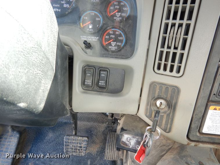 image for item DJ6947 2015 International DuraStar 4400  digger derrick truck