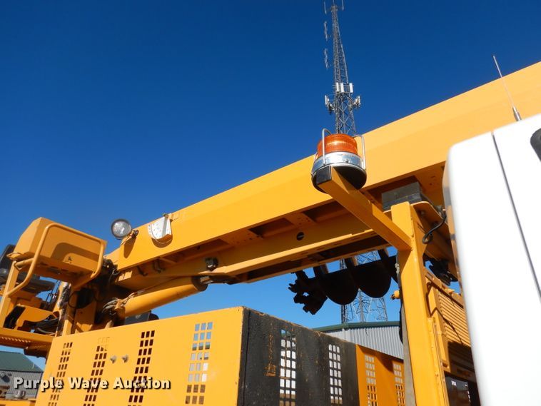 image for item DJ6947 2015 International DuraStar 4400  digger derrick truck