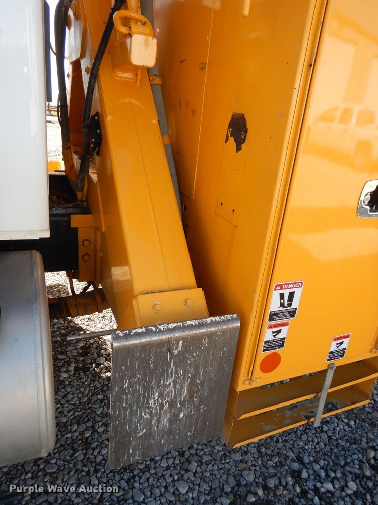 image for item DJ6947 2015 International DuraStar 4400  digger derrick truck