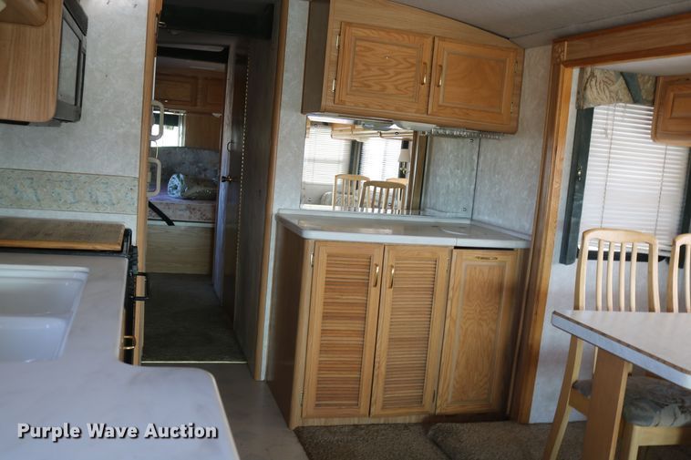 image for item EO9841 2000 Fleetwood Bounder  RV