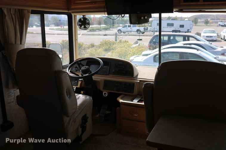 image for item EO9841 2000 Fleetwood Bounder  RV