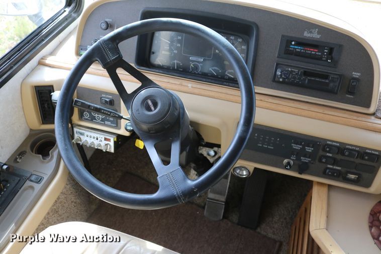 image for item EO9841 2000 Fleetwood Bounder  RV