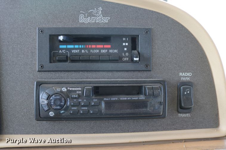 image for item EO9841 2000 Fleetwood Bounder  RV