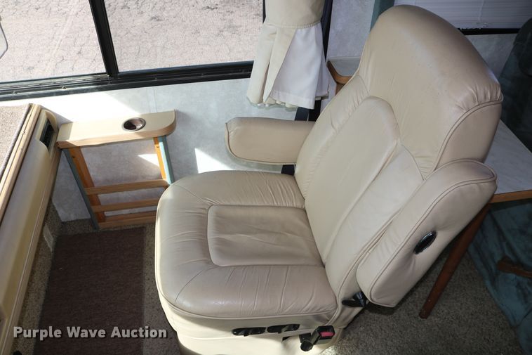 image for item EO9841 2000 Fleetwood Bounder  RV