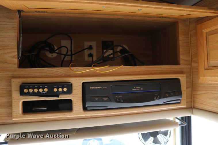 image for item EO9841 2000 Fleetwood Bounder  RV