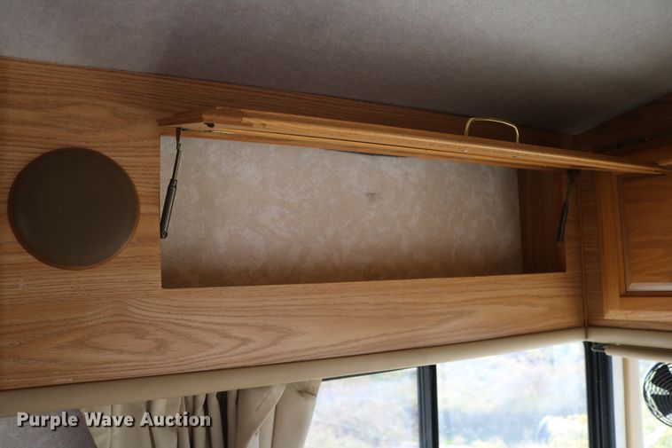 image for item EO9841 2000 Fleetwood Bounder  RV