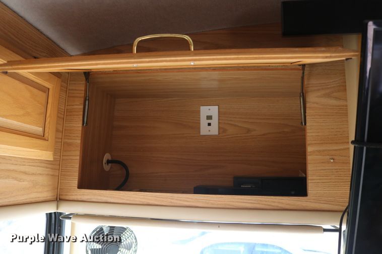 image for item EO9841 2000 Fleetwood Bounder  RV