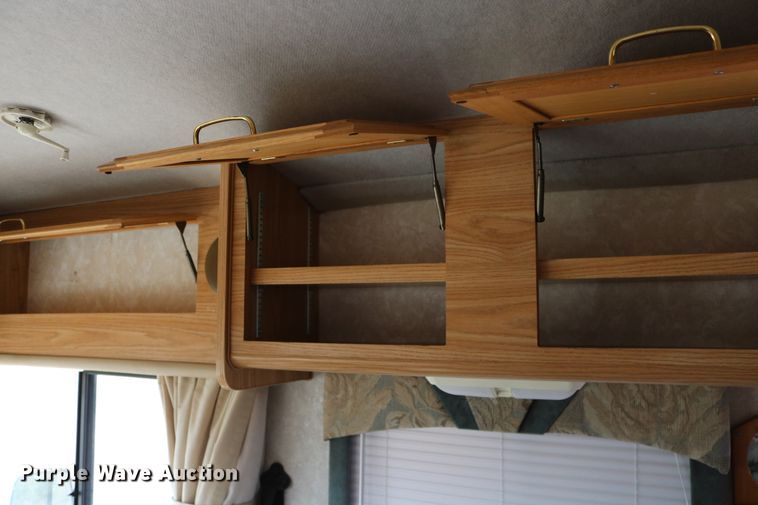 image for item EO9841 2000 Fleetwood Bounder  RV