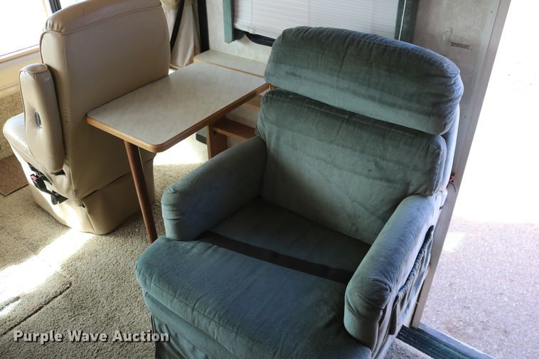 image for item EO9841 2000 Fleetwood Bounder  RV