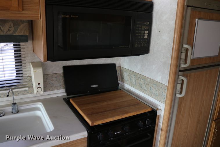 image for item EO9841 2000 Fleetwood Bounder  RV