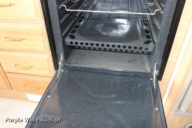 image for item EO9841 2000 Fleetwood Bounder  RV