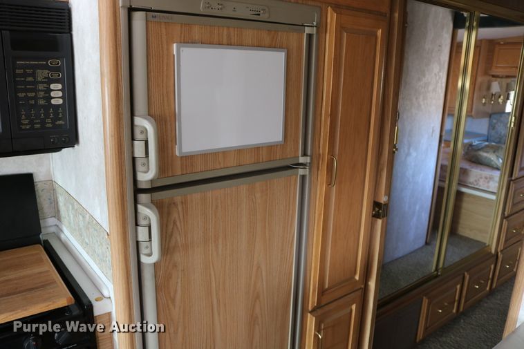 image for item EO9841 2000 Fleetwood Bounder  RV