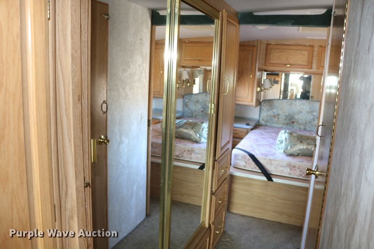 image for item EO9841 2000 Fleetwood Bounder  RV