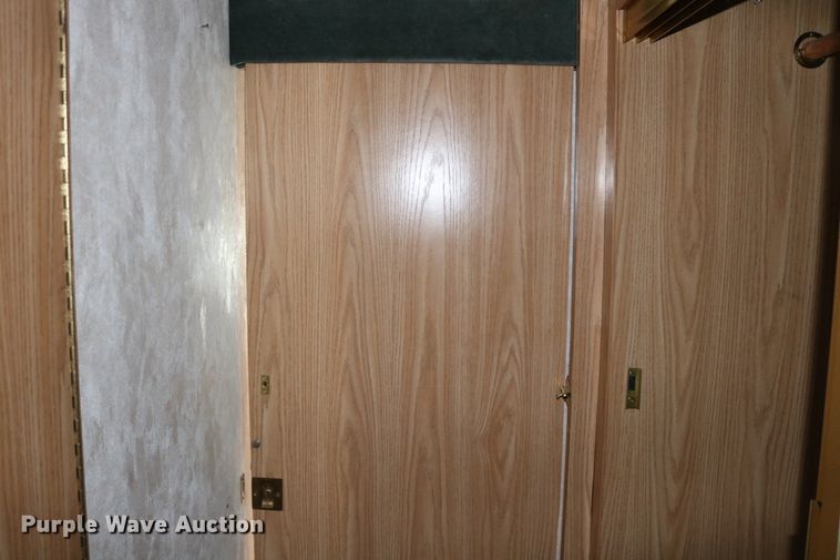 image for item EO9841 2000 Fleetwood Bounder  RV