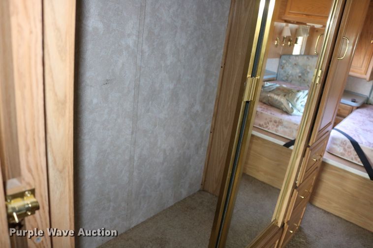 image for item EO9841 2000 Fleetwood Bounder  RV