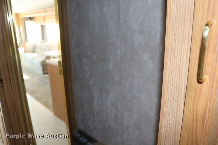 image for item EO9841 2000 Fleetwood Bounder  RV