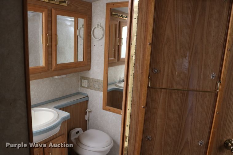 image for item EO9841 2000 Fleetwood Bounder  RV