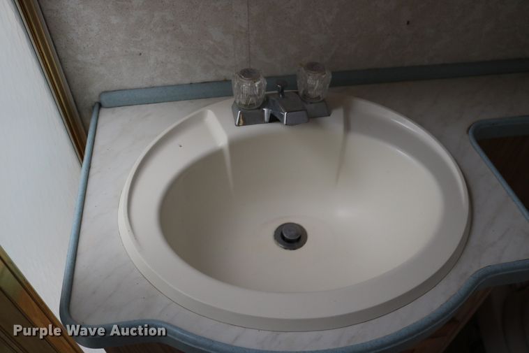 image for item EO9841 2000 Fleetwood Bounder  RV