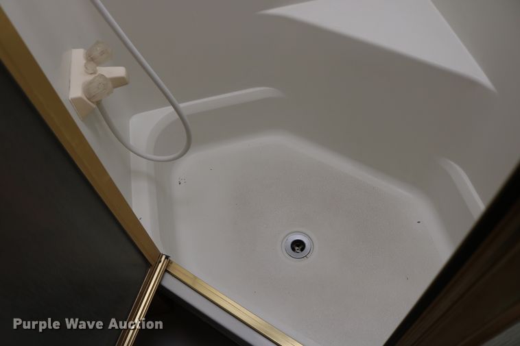 image for item EO9841 2000 Fleetwood Bounder  RV