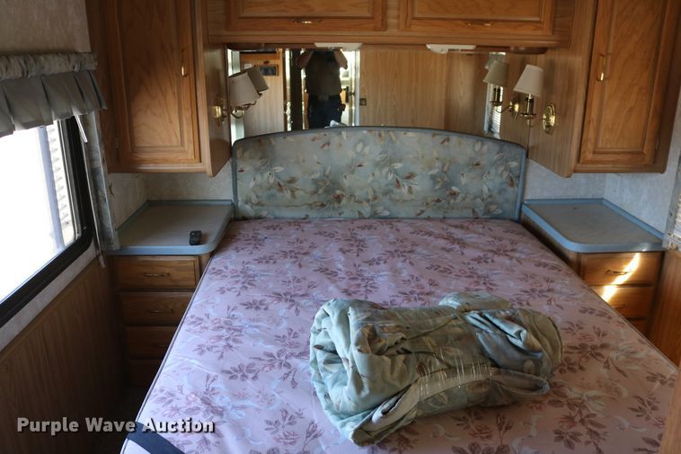 image for item EO9841 2000 Fleetwood Bounder  RV