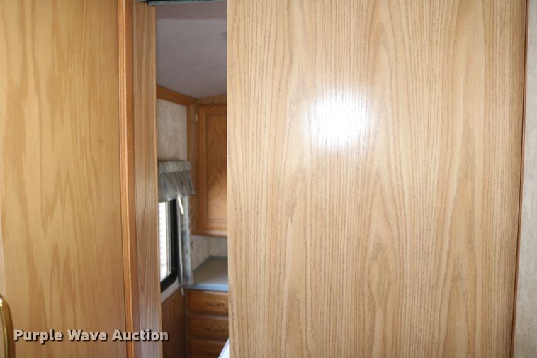 image for item EO9841 2000 Fleetwood Bounder  RV