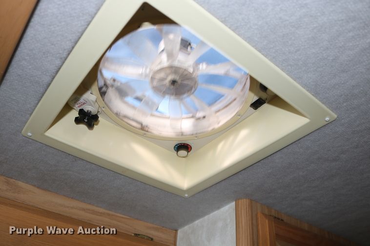 image for item EO9841 2000 Fleetwood Bounder  RV