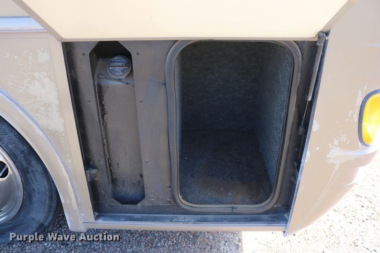 image for item EO9841 2000 Fleetwood Bounder  RV