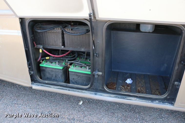 image for item EO9841 2000 Fleetwood Bounder  RV