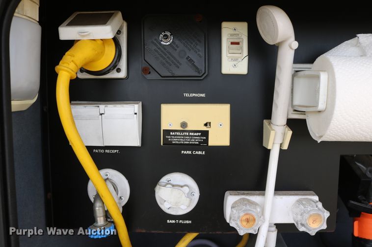 image for item EO9841 2000 Fleetwood Bounder  RV