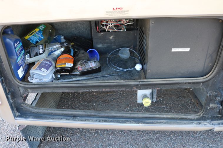 image for item EO9841 2000 Fleetwood Bounder  RV