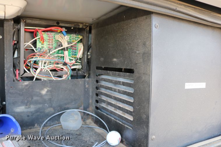 image for item EO9841 2000 Fleetwood Bounder  RV