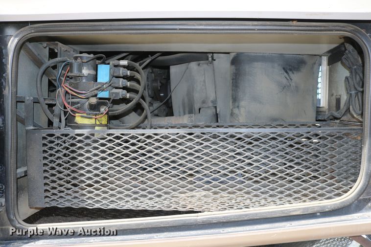 image for item EO9841 2000 Fleetwood Bounder  RV