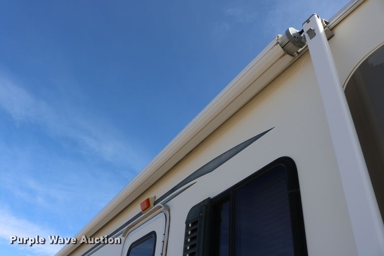 image for item EO9841 2000 Fleetwood Bounder  RV