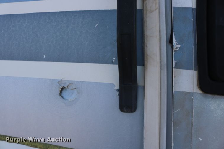 image for item EO9841 2000 Fleetwood Bounder  RV