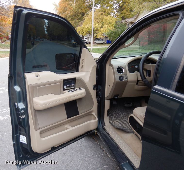 image for item HD9136 2005 Ford F150  SuperCrew cab pickup truck