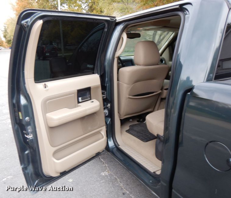 image for item HD9136 2005 Ford F150  SuperCrew cab pickup truck