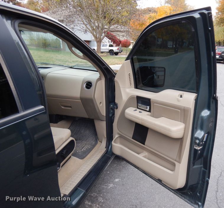 image for item HD9136 2005 Ford F150  SuperCrew cab pickup truck