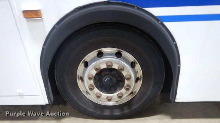 image for item HS9379 2003 New Flyer D40LF  shuttle bus