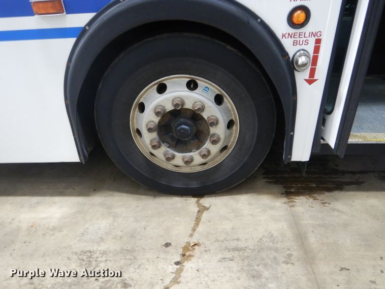 image for item HS9379 2003 New Flyer D40LF  shuttle bus