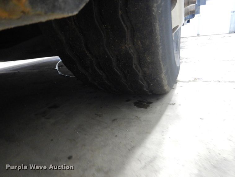 image for item HS9379 2003 New Flyer D40LF  shuttle bus