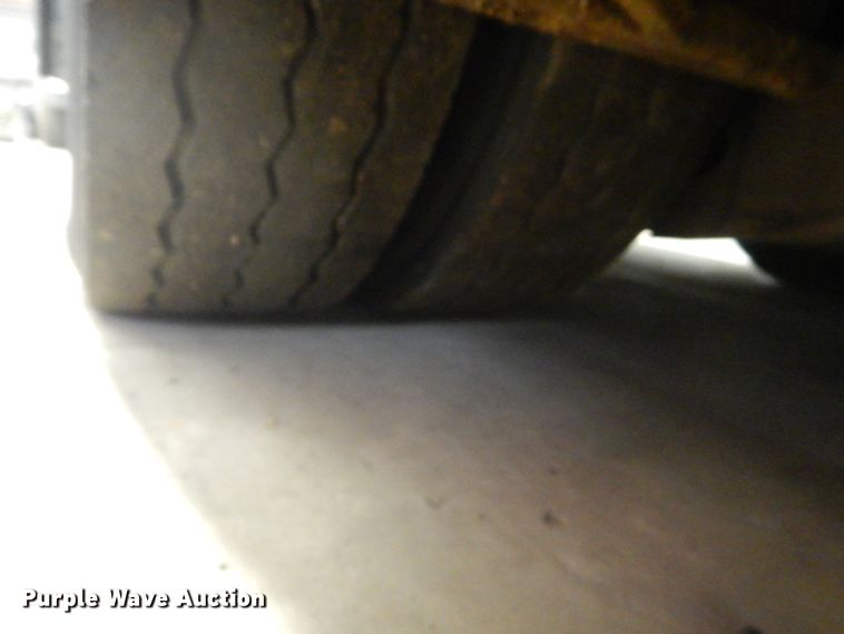 image for item HS9379 2003 New Flyer D40LF  shuttle bus