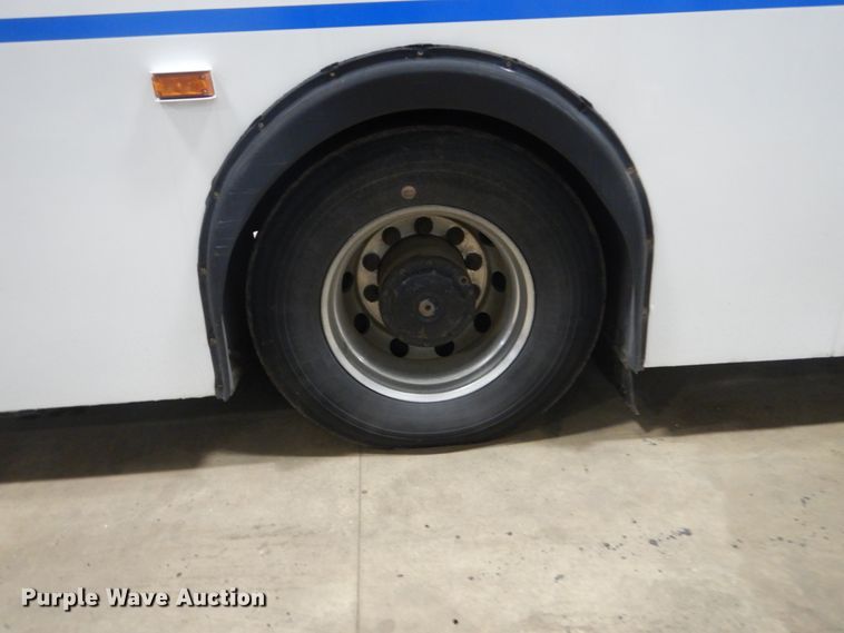 image for item HS9379 2003 New Flyer D40LF  shuttle bus