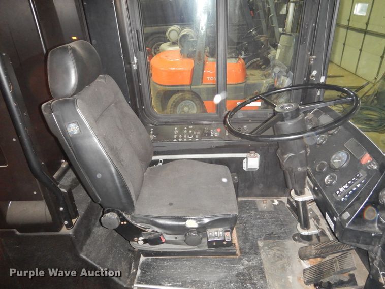 image for item HS9380 2006 New Flyer D40LF  shuttle bus