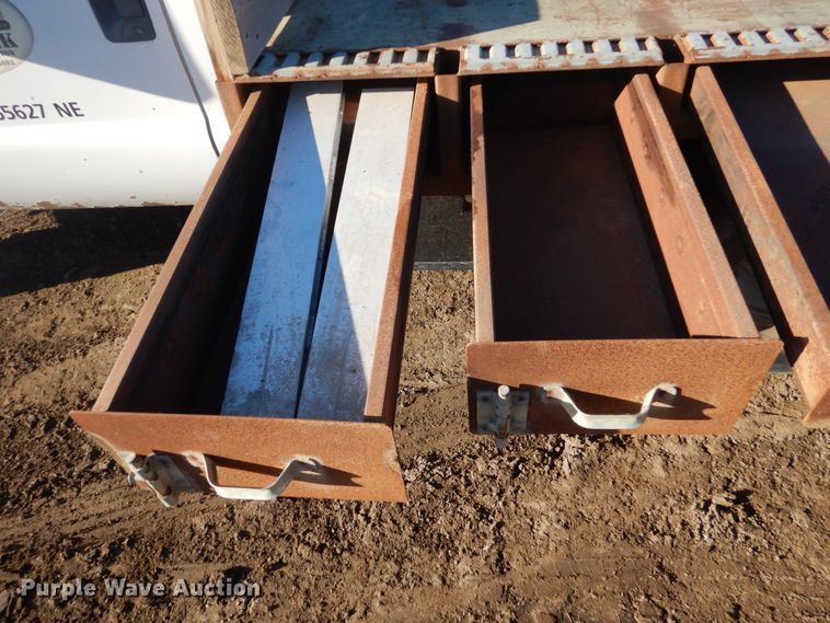 image for item HS9437 2004 Ford F450 Super Duty  flatbed truck