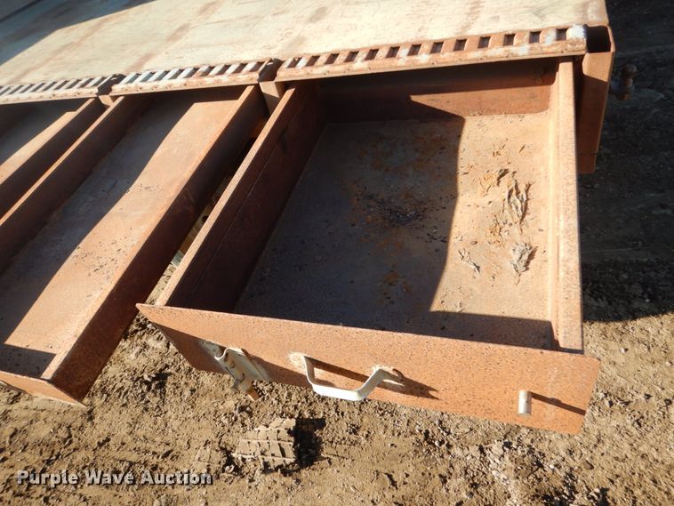 image for item HS9437 2004 Ford F450 Super Duty  flatbed truck